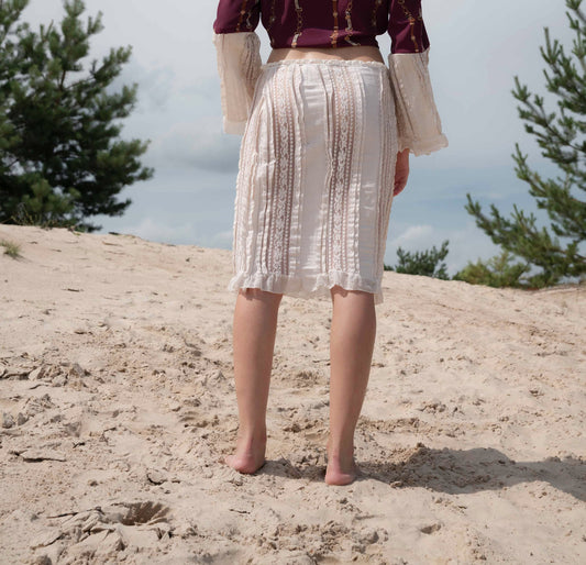 Gonna in tessuto di pizzo con volant