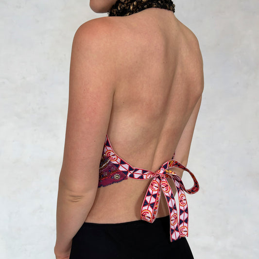 Top mit aufgestickten Motiven