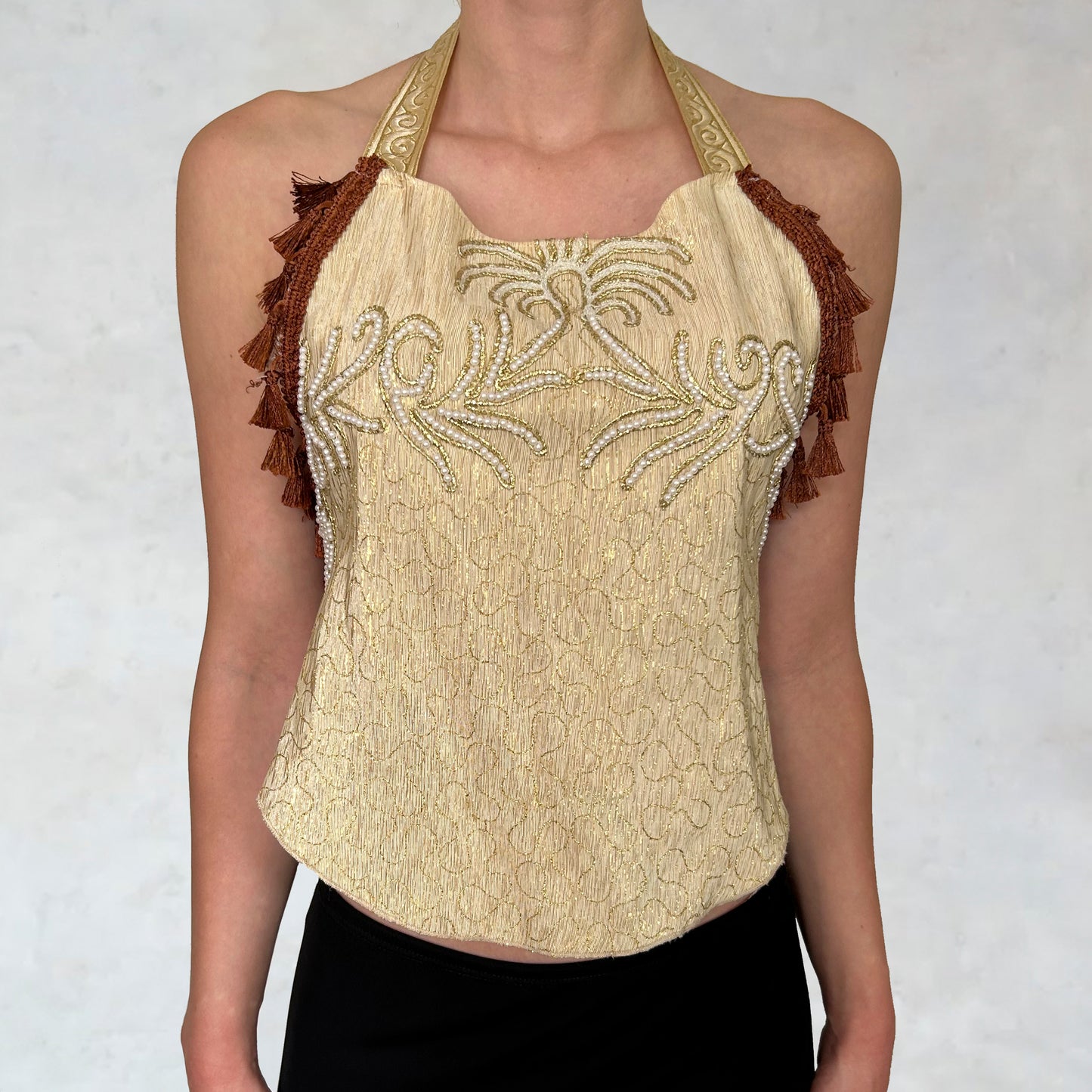 Top mit aufgestickten Ornamentmotiven