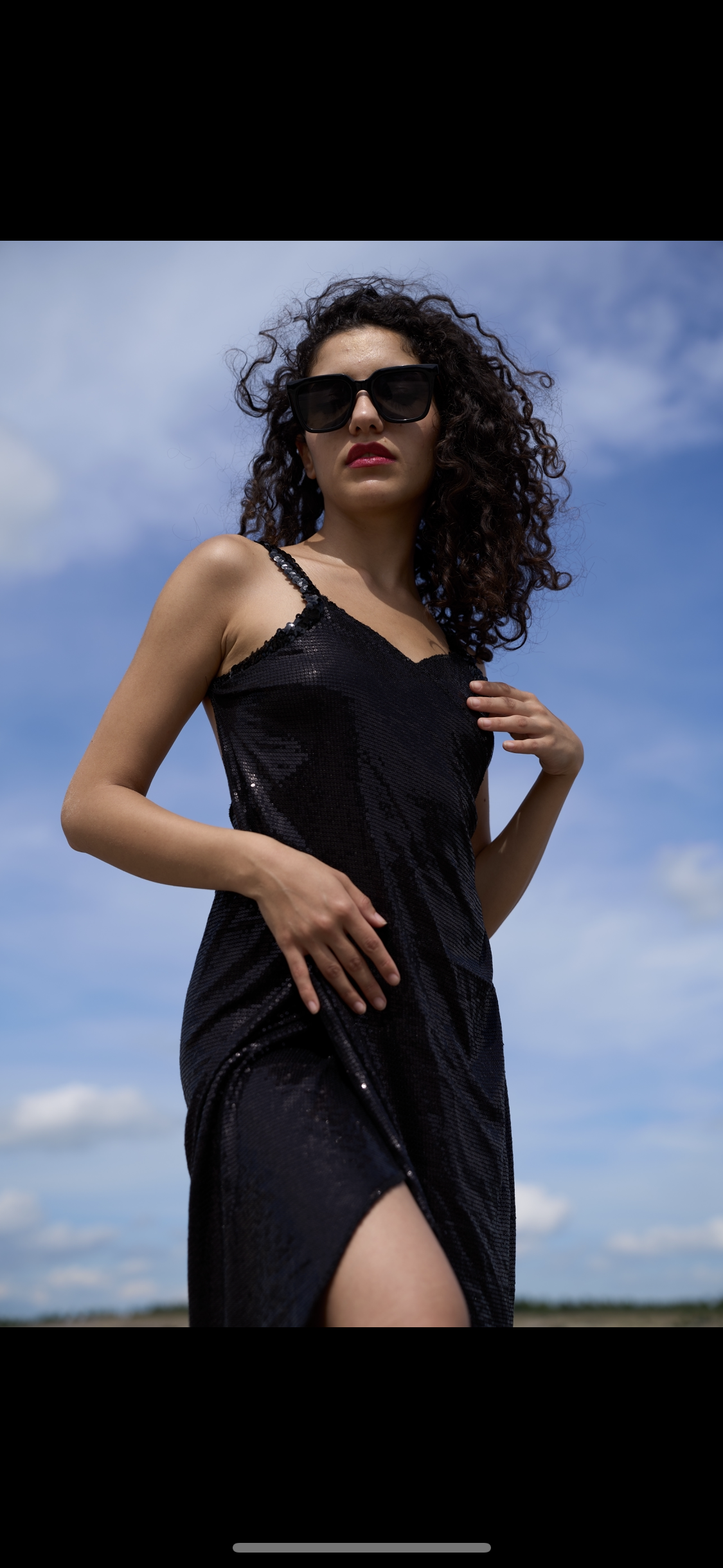 Wickelkleid aus schwarzem Paillettenstoff