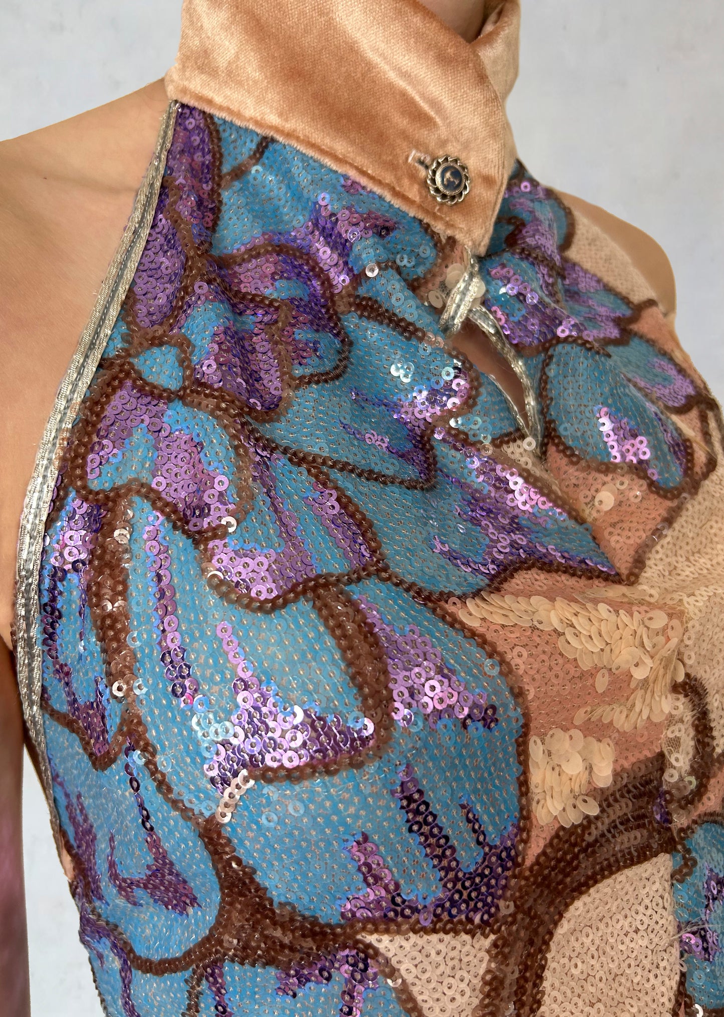Top mit Pailletten und floralem Motiv