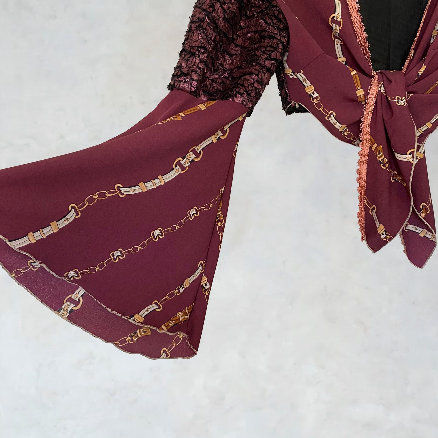 Knotenbluse mit ornamentalen Motiven und Fellimitateinsätzen
