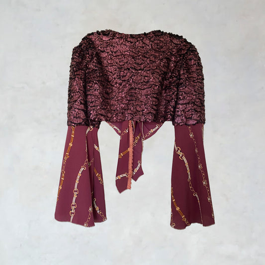 Knotenbluse mit ornamentalen Motiven und Fellimitateinsätzen