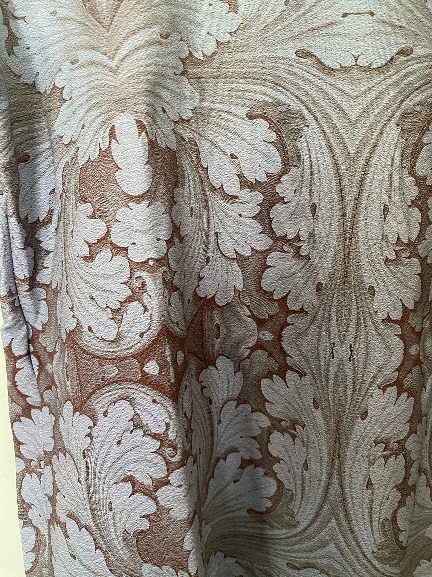 T-Shirt mit monochrom-ornamentalen Print
