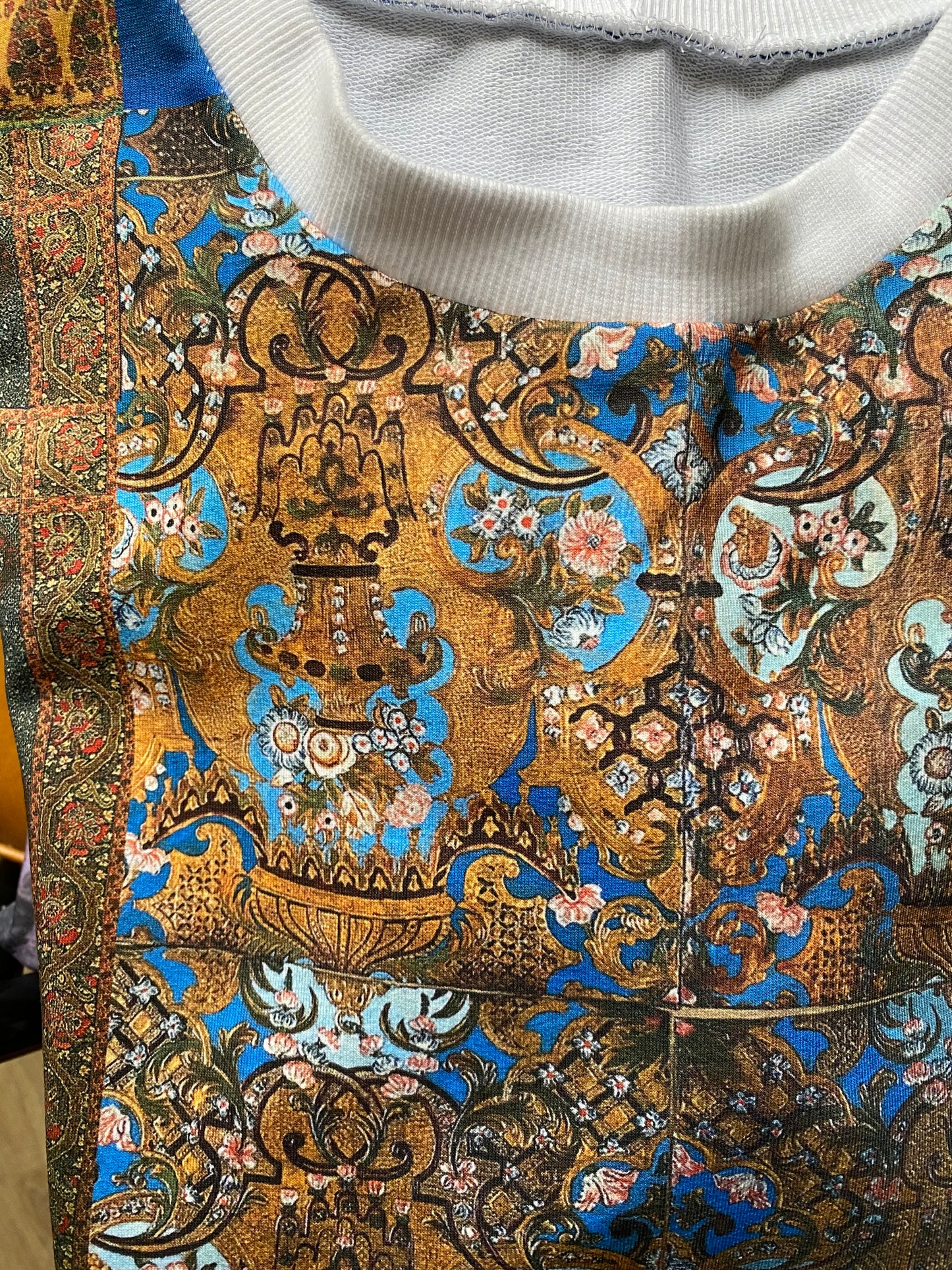 T-Shirt mit opulentem Print
