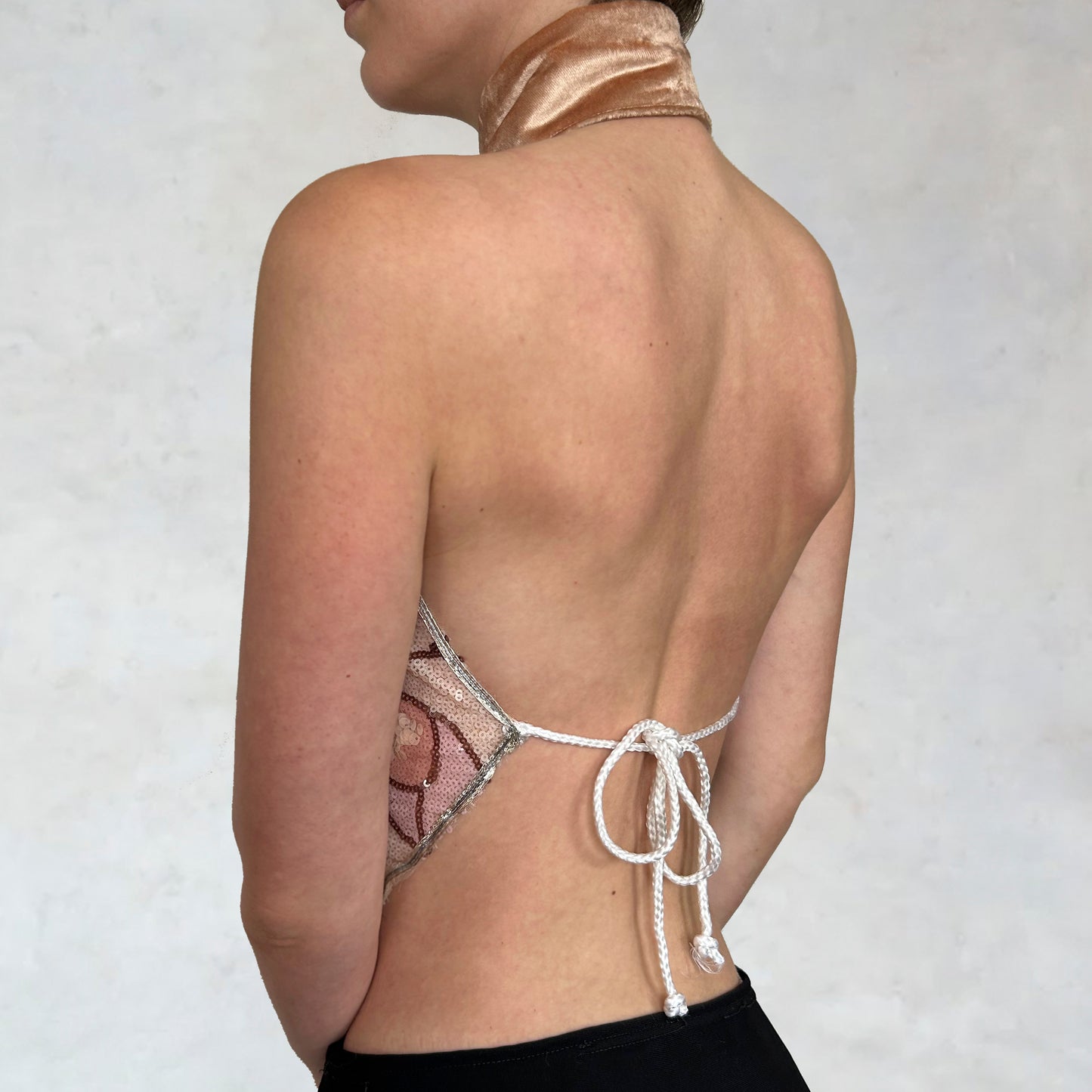 Top mit Pailletten und floralem Motiv