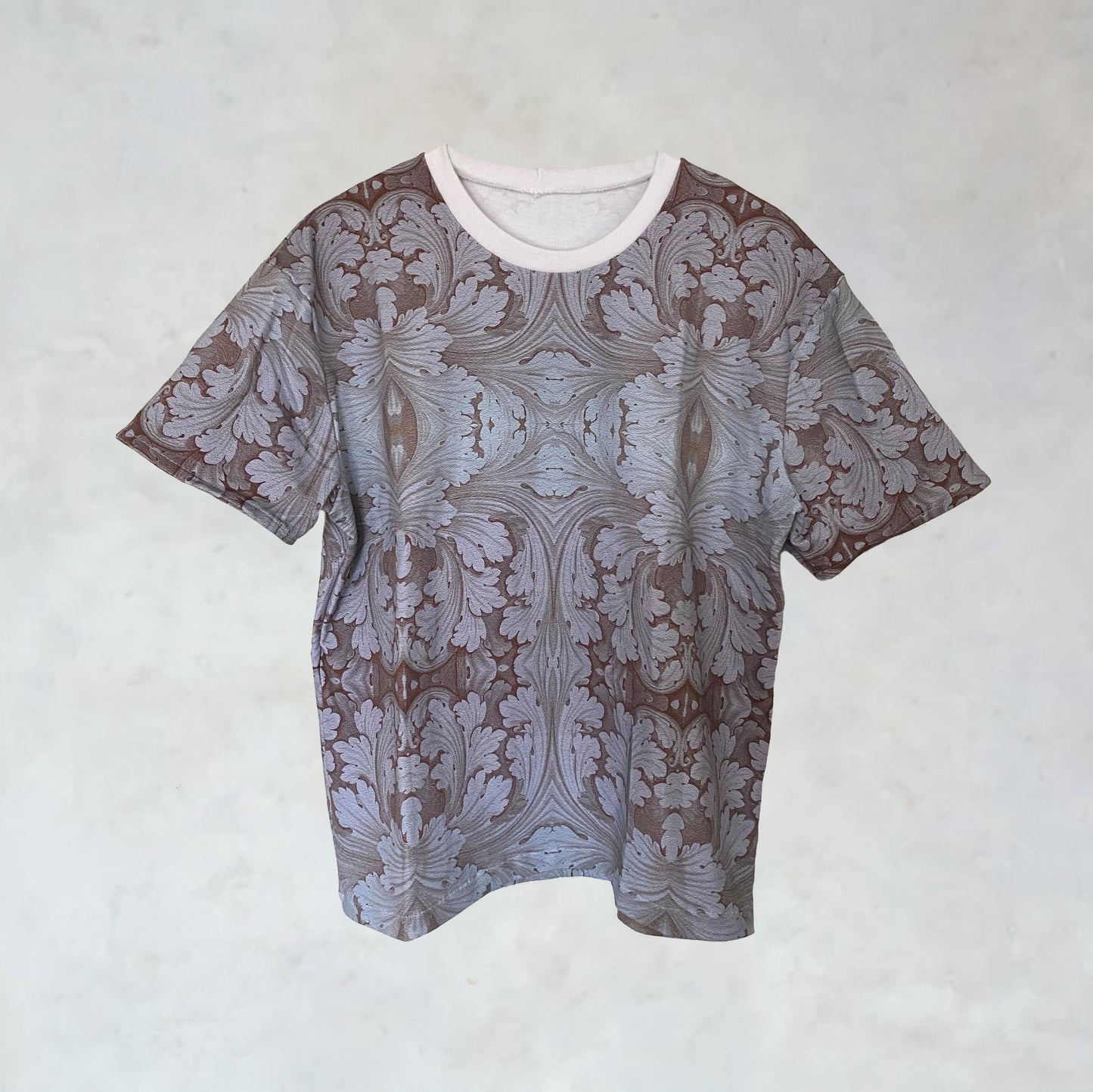 T-Shirt mit monochrom-ornamentalen Print
