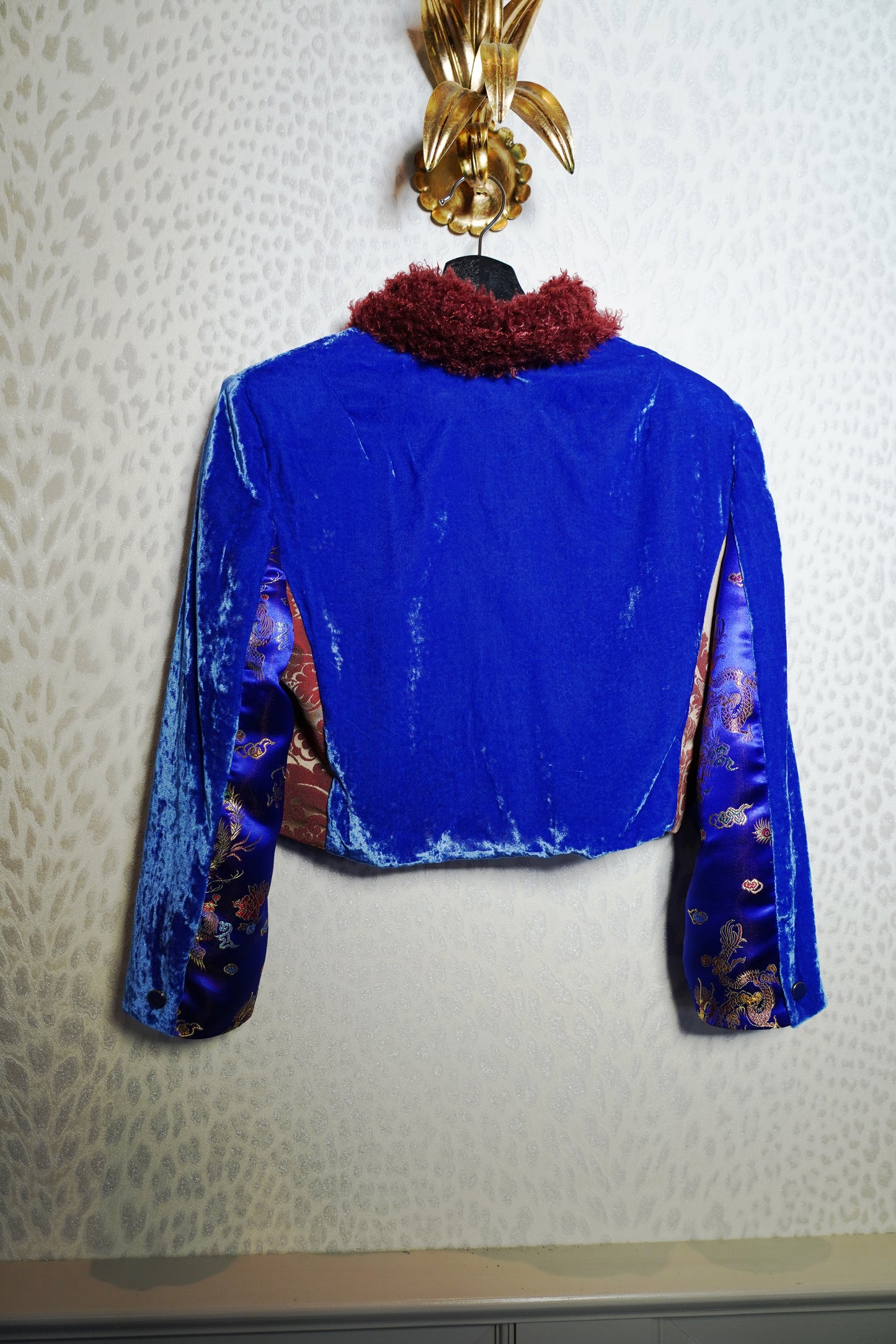 Kurze Samtjacke mit Fellkragen