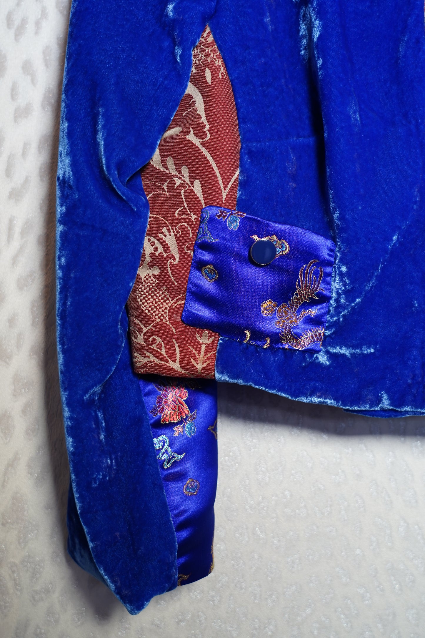 Kurze Samtjacke mit Fellkragen