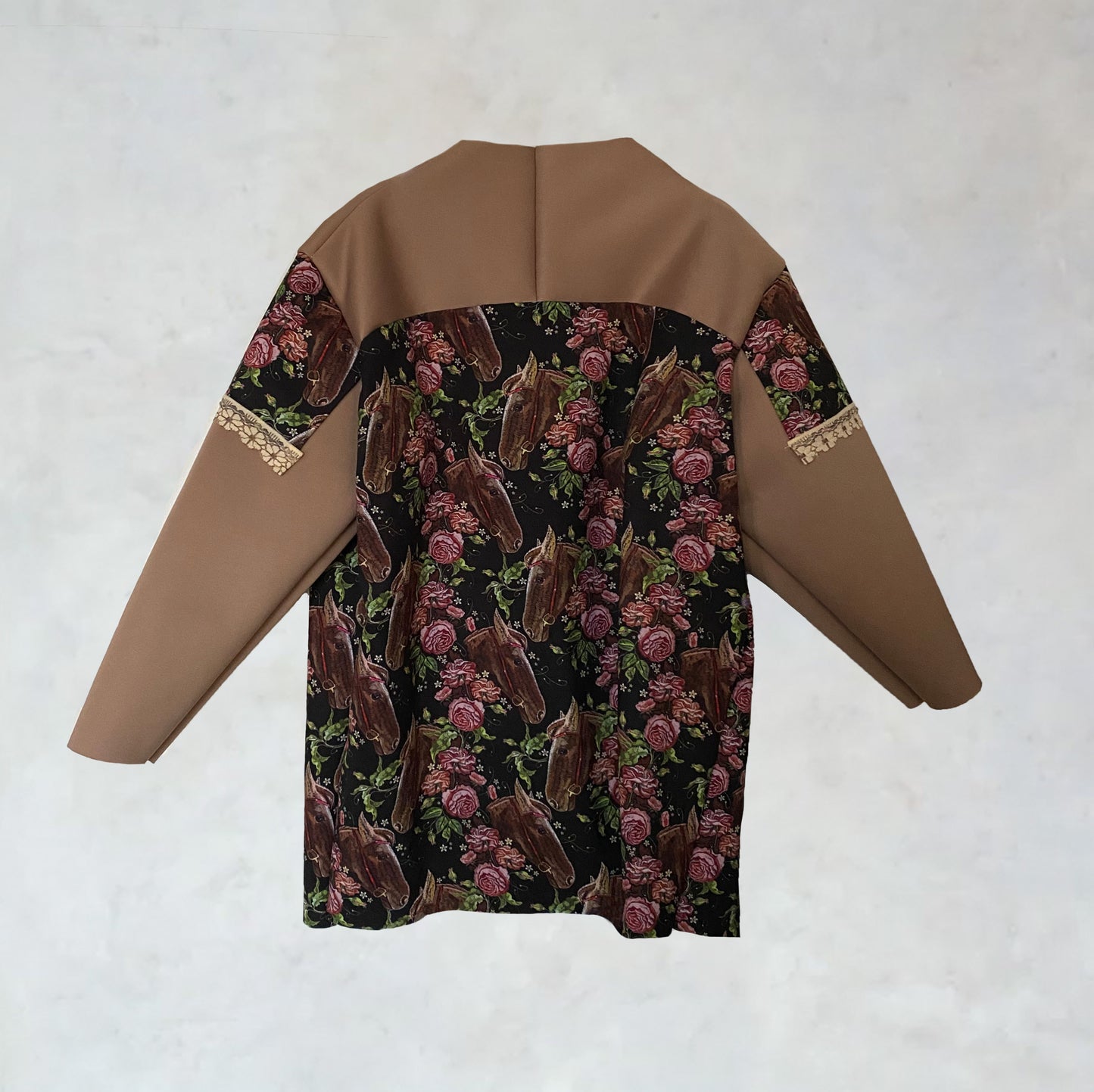 Multifunktionales Pulloverkleid aus Softshell mit Motiven