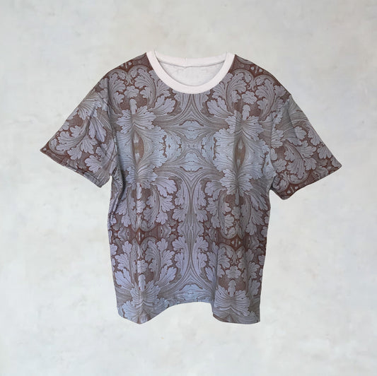 T-Shirt mit monochrom-ornamentalen Print